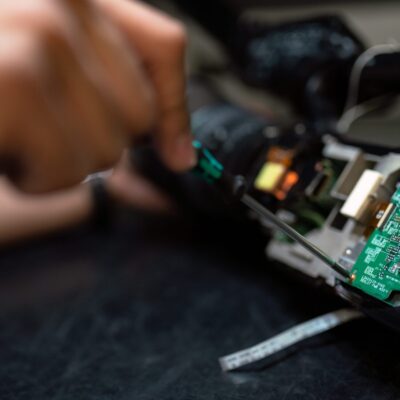 Austausch oder Reparatur von Elektronik, Ladebuchse oder Gehäuseteilen